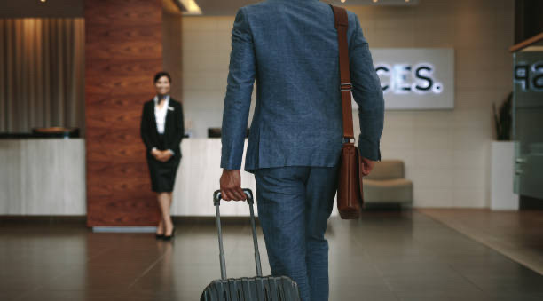 Voyageur dans le hall d'un hôtel équipé Wash N Go
